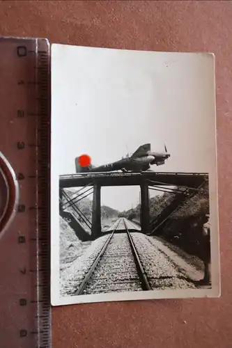 tolles altes Foto - Stuka Junkers Ju87 auf Holzbrücke gelandet ?