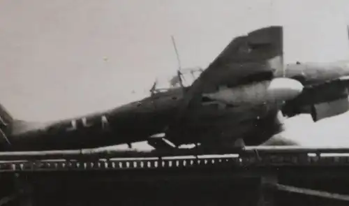 tolles altes Foto - Stuka Junkers Ju87 auf Holzbrücke gelandet ?