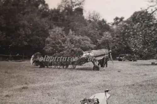 tolles altes Foto - getarntes Jagdflugzeug am Waldrand