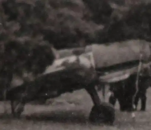 tolles altes Foto - getarntes Jagdflugzeug am Waldrand