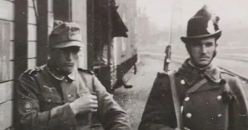 tolles altes Foto - deutscher Gebirgsjäger und ungarischer Polizist Kakastollas