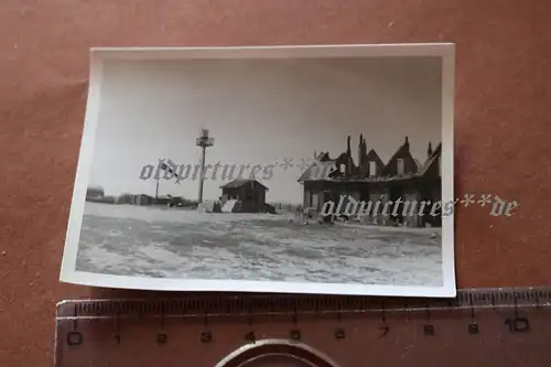  altes Foto - zerstörter Flugplatz Frankreich Foix ?  