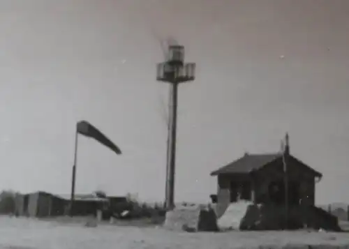  altes Foto - zerstörter Flugplatz Frankreich Foix ?  