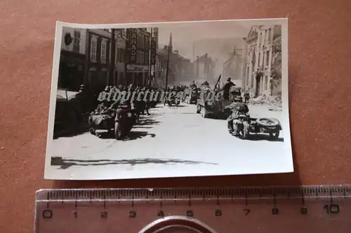 tolles altes Foto - Strasse in ?? Frankreich, Vormarsch, Kriegsgefangene Renault