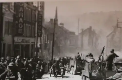 tolles altes Foto - Strasse in ?? Frankreich, Vormarsch, Kriegsgefangene Renault