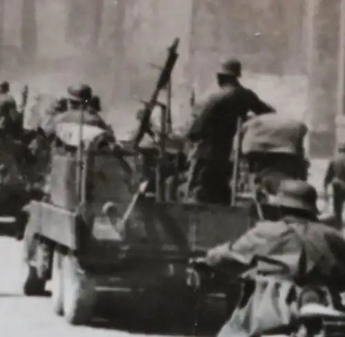 tolles altes Foto - Strasse in ?? Frankreich, Vormarsch, Kriegsgefangene Renault