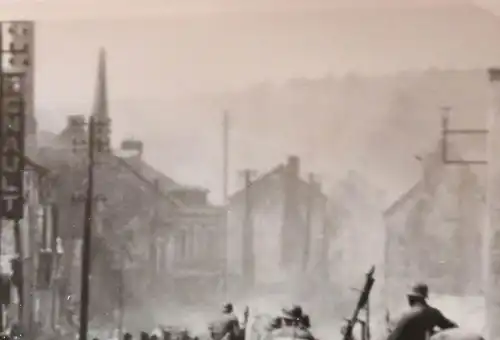 tolles altes Foto - Strasse in ?? Frankreich, Vormarsch, Kriegsgefangene Renault