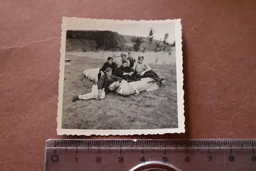 zwei alte Fotos - Soldaten Luftwaffe posieren mit Flugzeugbomben  Hangar Hinterg