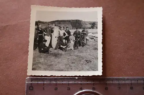 zwei alte Fotos - Soldaten Luftwaffe posieren mit Flugzeugbomben  Hangar Hinterg