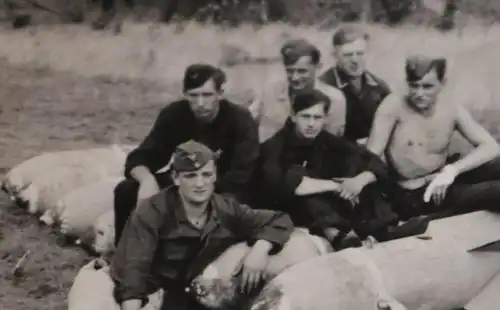 zwei alte Fotos - Soldaten Luftwaffe posieren mit Flugzeugbomben  Hangar Hinterg