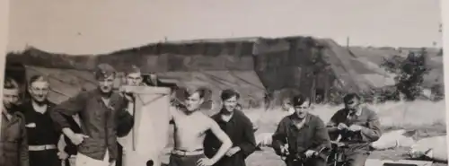 zwei alte Fotos - Soldaten Luftwaffe posieren mit Flugzeugbomben  Hangar Hinterg