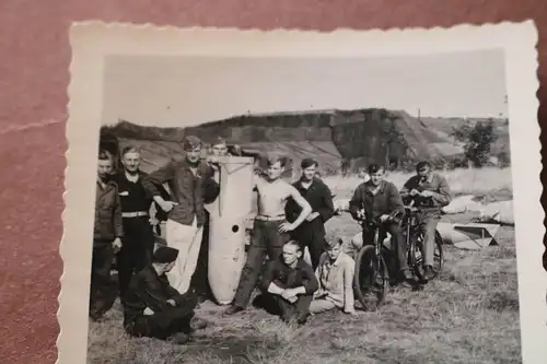 zwei alte Fotos - Soldaten Luftwaffe posieren mit Flugzeugbomben  Hangar Hinterg