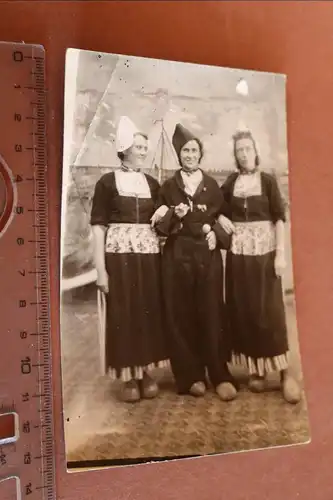 tolles altes Foto - Frauen in Tracht mit Holzschuhen - Niederlande ?  30-40er Ja