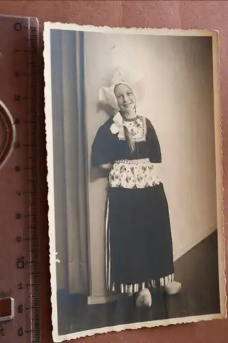 tolles altes Foto Mädchen in Tracht mit Holzschuhen 
