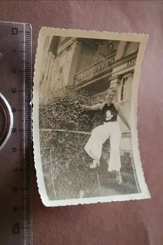 tolles altes Foto - Portrait hübsche Frau mit Schiff auf Hemd - 30-40er jahre