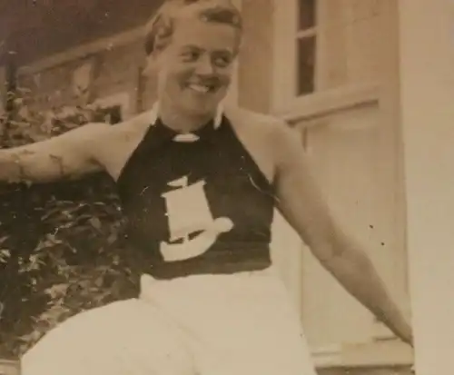 tolles altes Foto - Portrait hübsche Frau mit Schiff auf Hemd - 30-40er jahre