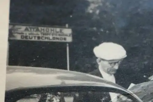 tolles altes Foto -  Mann mit Landkarte - Schild Attahöhle 50-60er Jahre