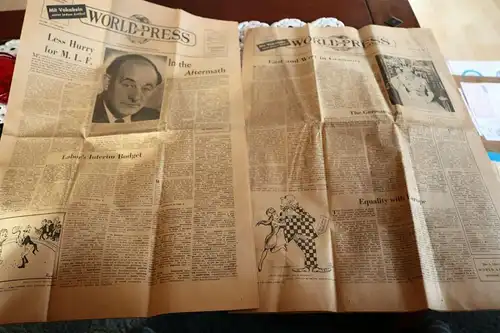 zwei alte Zeitungen World and Press 1964 u 1966 mit deutschen Vokabeln ???