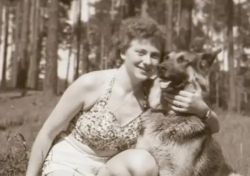 tolles altes Negativ - Frau posiert mit ihrem Schäferhund 