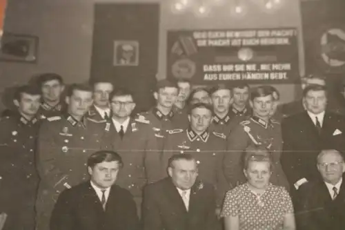 tolles altes Foto - Soldaten - Politiker ??? DDR - NVA 