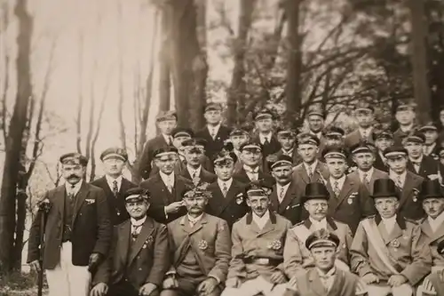 tolles altes Gruppenfoto - Verein ??? Studentenschaft ??? Ältere und Jüngere