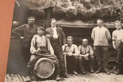 altes Foto - Gruppenfoto  Soldaten vor getarnten  Holzunterstand ??