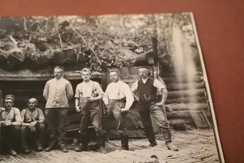 altes Foto - Gruppenfoto  Soldaten vor getarnten  Holzunterstand ??