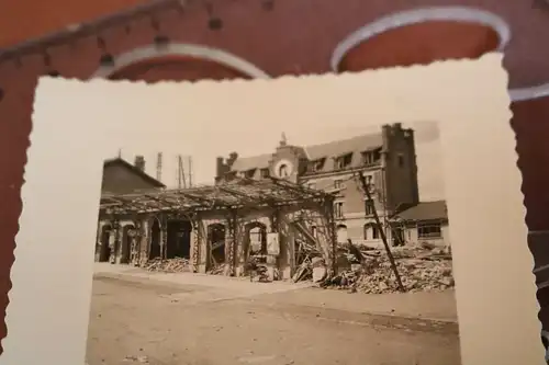 altes Foto  Zerstörter Ort , Bahnhof ??? - Name auf Rückseite ,