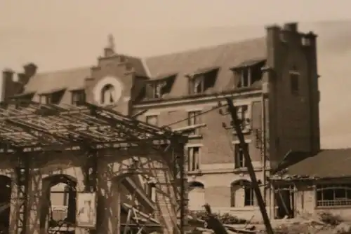 altes Foto  Zerstörter Ort , Bahnhof ??? - Name auf Rückseite ,