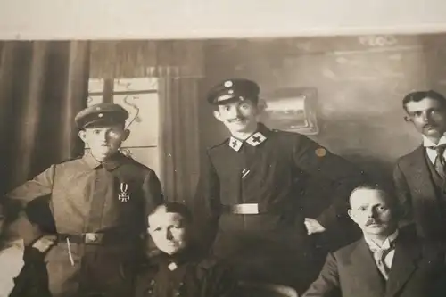 tolles altes großes Familienfoto - ein Sohn Sanitäter , einer Soldat mit EK II