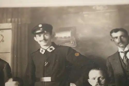 tolles altes großes Familienfoto - ein Sohn Sanitäter , einer Soldat mit EK II