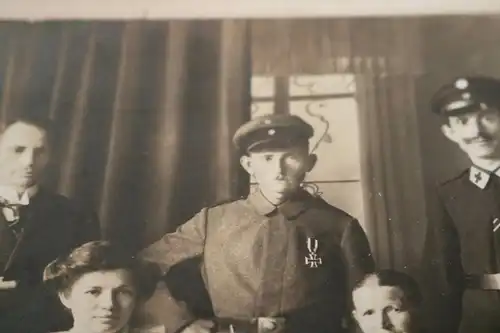 tolles altes großes Familienfoto - ein Sohn Sanitäter , einer Soldat mit EK II