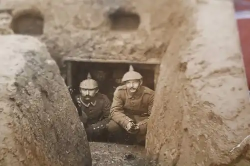 tolles altes Foto - Soldaten im Schützengraben, Erdbunker , Inf.Regt. 15 ??