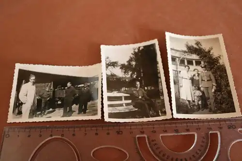 drei alte Fotos  eines Soldaten 
