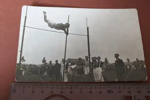 tolles altes Foto  Mann beim Stabhochsprung - Vereinslogo TET -  Neukölln 