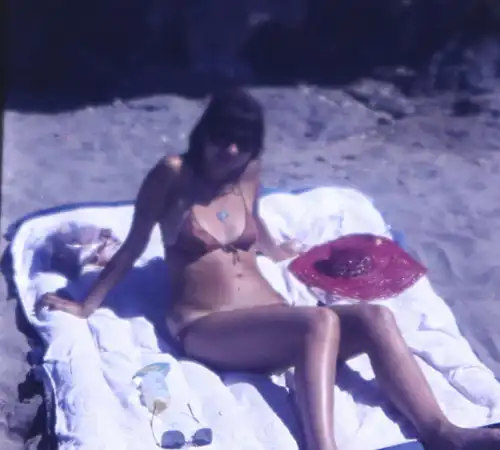 tolles altes Glasdia - hübsche Frau im Bikini - 70-80er Jahre ?