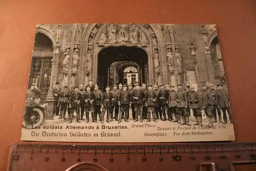 tolle alte Foto-Karte - Die deutschen Soldaten in Brüssel vor dem Rathaustor