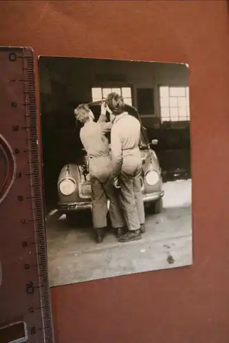 tolles altes Foto - Werkstatt - Männer reparieren Pkw  60-70er Jahre