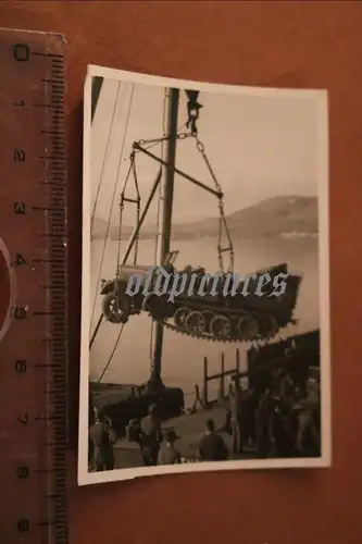 tolles altes Foto - Halbkette am Haken - Verladung auf ein Schiff - Insel