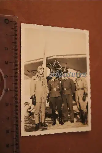 tolles altes Foto - Piloten posieren vor einem Flugzeug