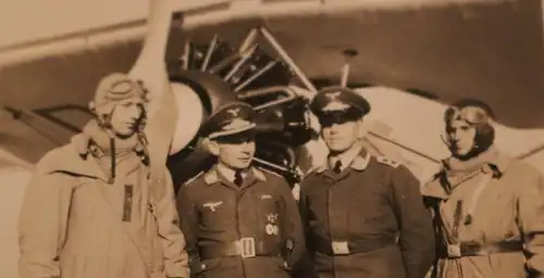 tolles altes Foto - Piloten posieren vor einem Flugzeug