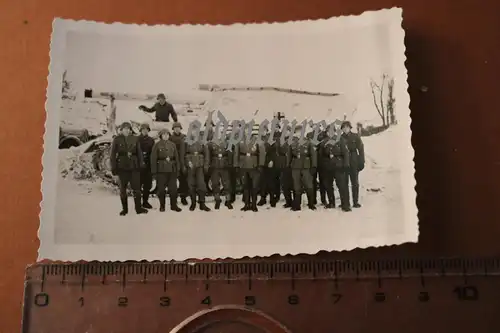 tolles altes Foto - Soldaten posieren mit SdKfz  Panzerhaubitze Hummel  in weiss