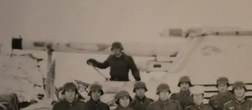 tolles altes Foto - Soldaten posieren mit SdKfz  Panzerhaubitze Hummel  in weiss