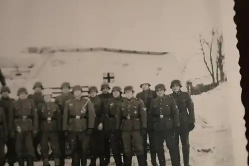 tolles altes Foto - Soldaten posieren mit SdKfz  Panzerhaubitze Hummel  in weiss