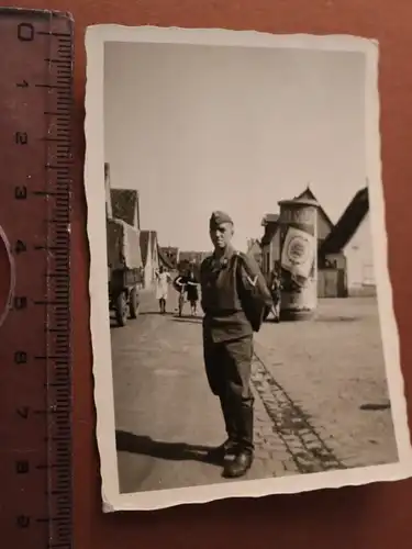 tolles altes Foto -  Soldat posiert Litfaßsäule mit Kurmark Werbung