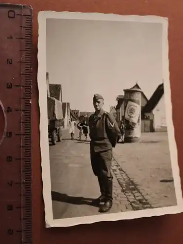 tolles altes Foto -  Soldat posiert Litfaßsäule mit Kurmark Werbung 