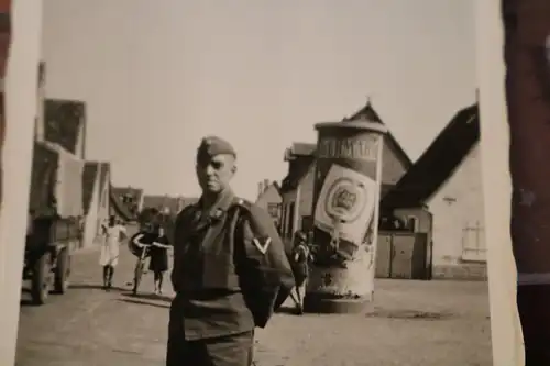 tolles altes Foto -  Soldat posiert Litfaßsäule mit Kurmark Werbung