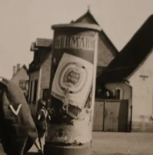 tolles altes Foto -  Soldat posiert Litfaßsäule mit Kurmark Werbung