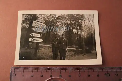 tolles altes Foto -  Soldaten am Schilderwald - Kiew  1942