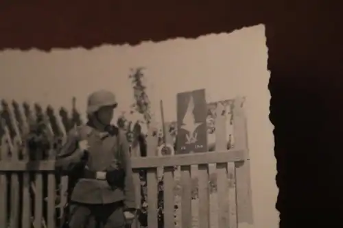 tolles altes Foto -  Soldat mit Schild am Zaun - Luftwaffen-Einheit  ?